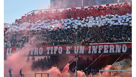 Foggia, tre tifosi morti in un incidente a Potenza: squadra in visita ai feriti in ospedale, proclamato il lutto cittadino