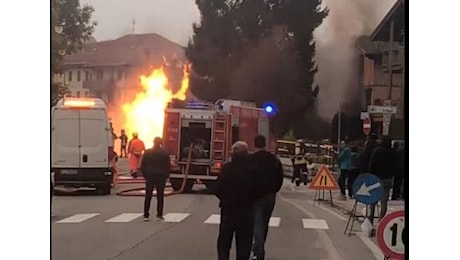 Crolla casa di tre piani a Gallio dopo esplosione, possibile fuga di gas: un disperso, si scava tra le macerie