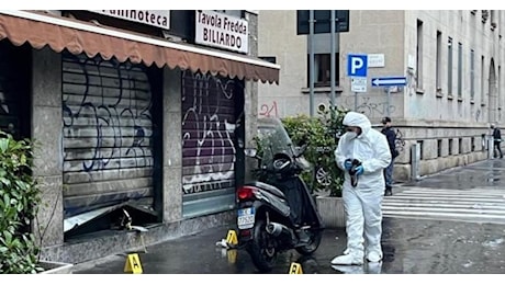 Omicidio Milano, 37enne tenta furto di decine di Gratta e vinci al bar, ucciso con le forbici per strada dal titolare