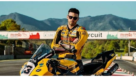 Luca Salvadori, morto in gara il pilota di motociclismo: aveva 32 anni. Era figlio del produttore musicale Maurizio