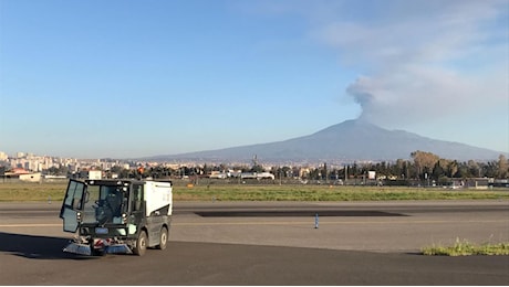 Nube vulcanica dall'Etna, sospesi tutti i voli su Catania