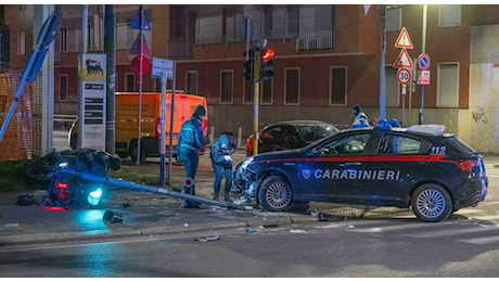 Inseguimento a Milano, scooter in fuga dai carabinieri finisce contro un muro: Ramy muore a 19 anni. I militari centrano un semaforo